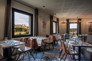 Détendez vous dans la salle du restaurant de l'Hôtel Les Chevaliers 4*