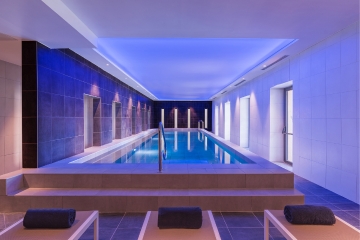 Détendez vous dans la piscine de l'Hôtel du Roi & Spa 5* by SOWELL COLLECTION