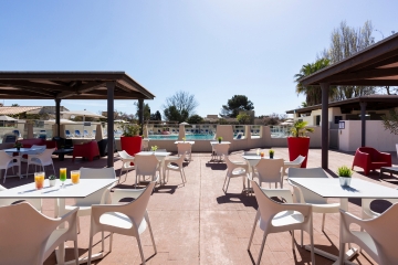 Détendez vous au bar de l'hôtel Les Jardins du Cap 4*