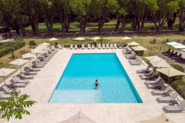 Détendez vous dans la piscine du Moulin de Vernègues